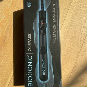 NEW IN BOX Bio Ionic One Pass Hair Straightener